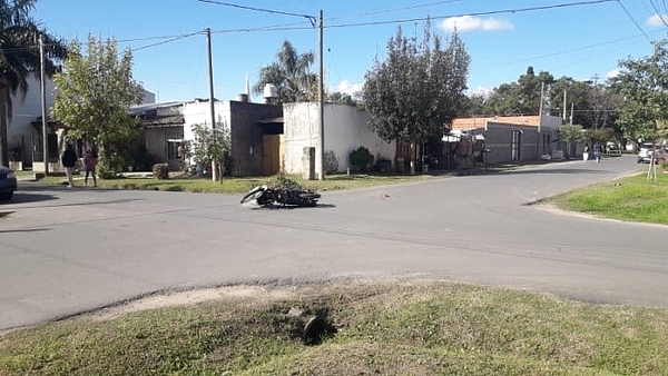 Buscan al conductor de un auto blanco que se dio a la fuga tras embestir a una mujer en moto