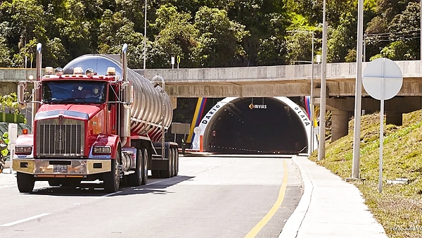 Cierre en el Alto de la Línea: camión lleno de cervezas terminó en llamas