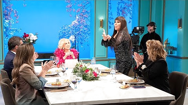 Moria Casan SE PUSO DE PIE para recibir a Mirtha Legrand y genero risas con su justificacion