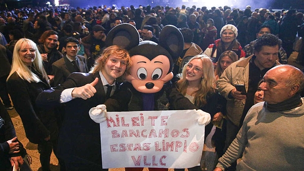 Panic Show, figuras libertarias y disfraces: las mejores fotos de la presentación de Javier Milei en el Luna Park