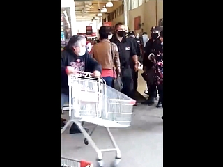 Pelea Callejera Frente al Supermercado: Una Mujer Descontrolada Ataca a los Compradores