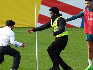 Video viral: el arquero José Sá tackleó a un hincha que quiso acercarse a Cristiano Ronaldo