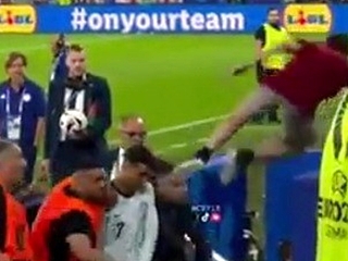 Un hincha saltó a la cancha y casi golpea a Cristiano Ronaldo en la Eurocopa