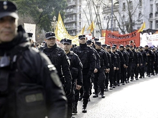 La Policía reprimió a jubilados que se movilizaban en rechazo al veto de Milei