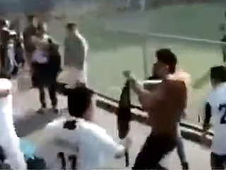 Peleas Callejeras - Dos hombres inician una pelea campal en las gradas de una cancha de fútbol